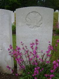 Etaples Military Cemetery - Mills, C F